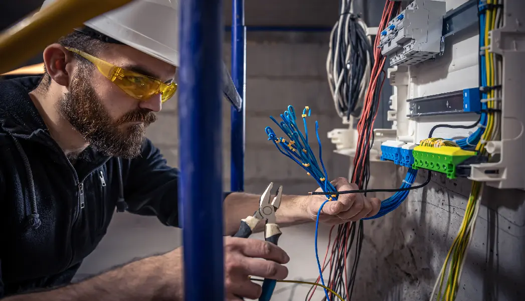 Electricista realizando instalación profesional en Madrid
